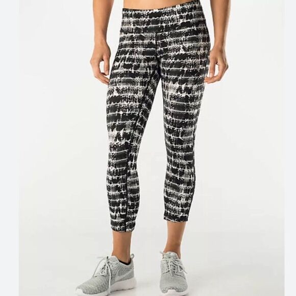 NIKE DRI FIT RUNNING SIZE MEDIUM EPIC VIPER BLACK AND WHITE CROP TIGHTS - Picture 1 of 8